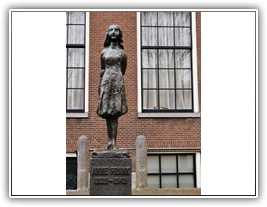 Amsterdam - Statue in der Nähe des Anne Frank Hauses