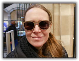 Amsterdam - Andrea gönnt sich eine Holzsonnenbrille (vielleicht kommt ja noch die Sonne)