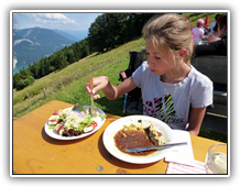 Lärchenhütte - Mittagessen (Knödel mit Saft)