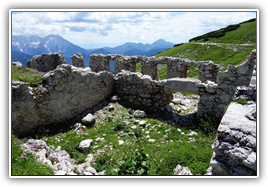 alte, verfallene Schutzhütte