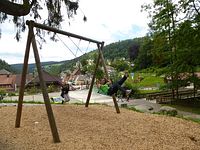 Triberger Wasserflle - Mutter und Tochter auf der Schaukel
