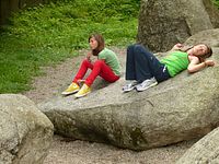 Triberger Wasserflle - Angie und Marlene spren die Kraft der Steine