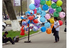 Jungs verkaufen Luftballons